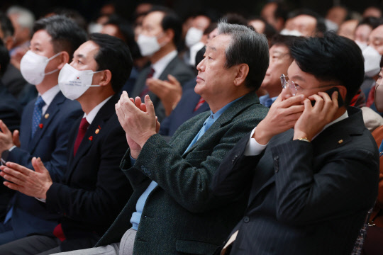 지난 1월17일 오후 서울 중구 한국자유총연맹 자유센터에서 열린 강석호 신임 총재 취임식에서 국민의 힘 장제원 의원과 김무성 전 의원이 참석해 있다.<연합뉴스>